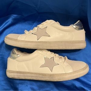 NWOB 8.5 Steve Madden Zooma Star distressed sneakers